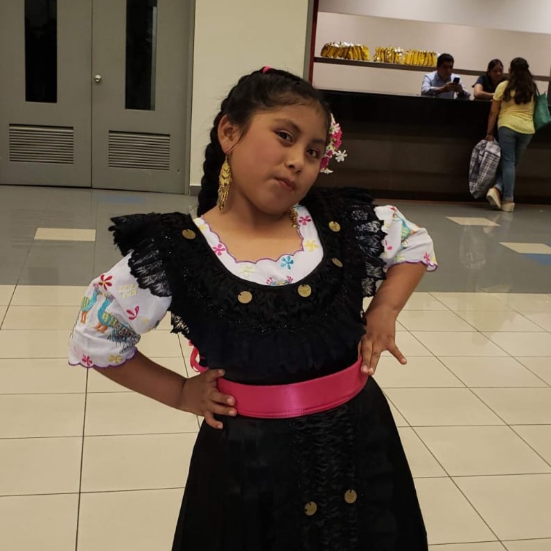 Recuerdo de Melany con vestido tradicional